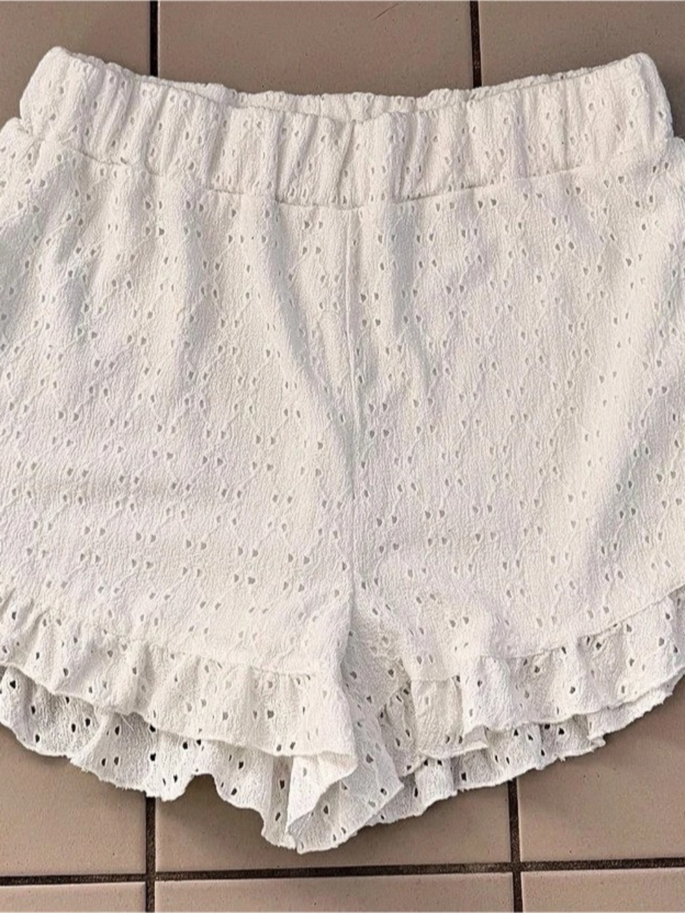 SO Eyelet Ruffle Shorts in White Size Large NWT